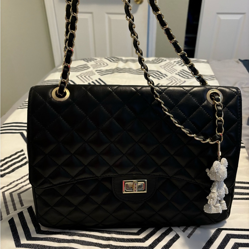 Quilted black faux leather purse! 👜